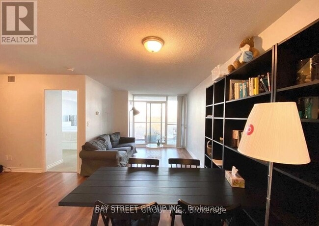 Photo du bâtiment - 35 Hollywood Ave