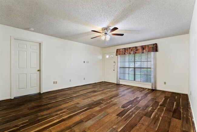 Building Photo - 1311 Antoine Dr