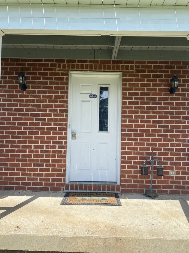 Building Photo - 204 N Red Hill Rd