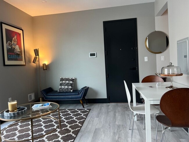 Foto del edificio - 55 Logan Ave