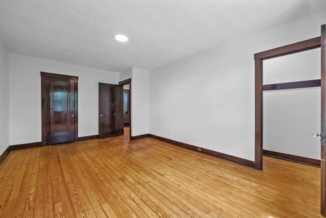 Dormitorio principal con puerta que conduce a un espacioso ático terminado. - 333 Reifert St