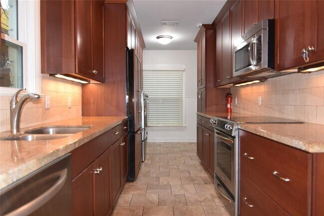 Building Photo - 1139 Elmhurst Pl