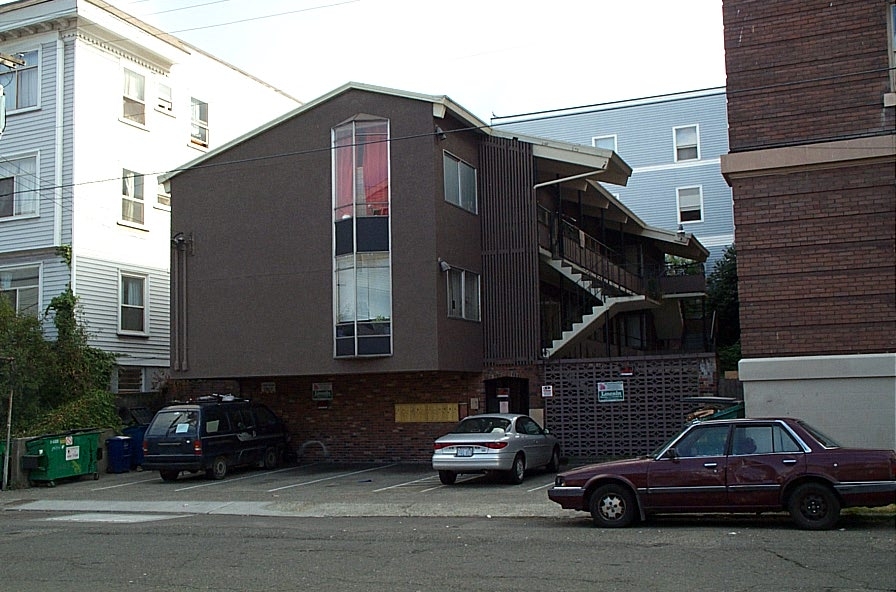 Primary Photo - 1718 Summit Ave