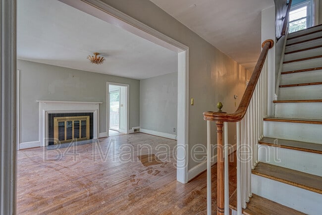 Building Photo - 925 Brentwood Dr
