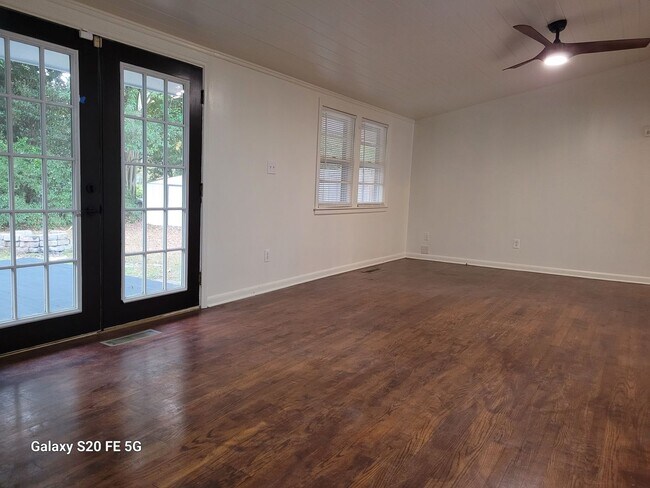 Foto del edificio - 1063 Mohawk Ave