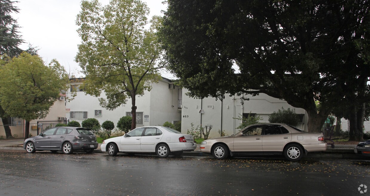 Building - 923 Nolden St
