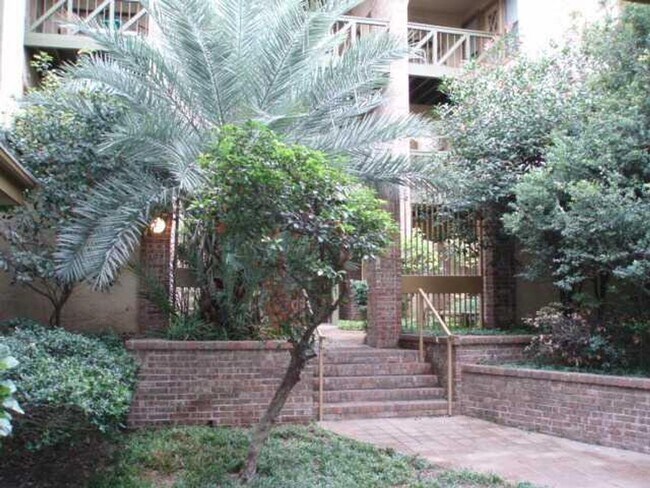 Building Photo - Croix 325 -  2 Bed 1 bath - $1450