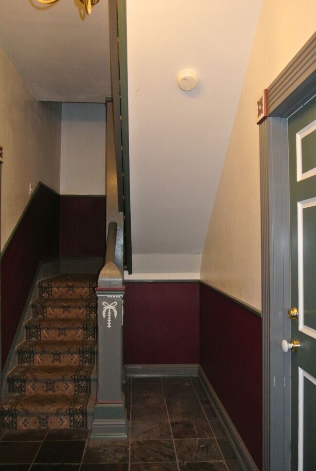 Foto del edificio - Beautiful Ground Level 1Bed/1Bath with Deck Close to Downtown Albany!