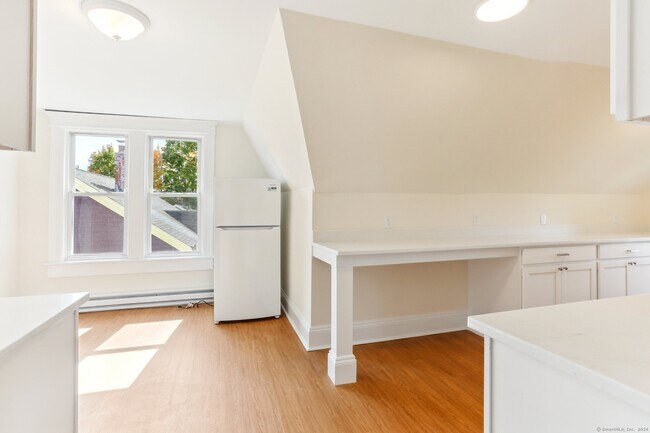Building Photo - 65 Blakeman Pl