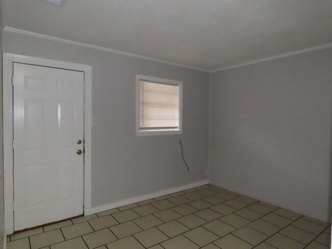 Foto del edificio - Cozy Two Bedroom One Bathroom  Apartment!