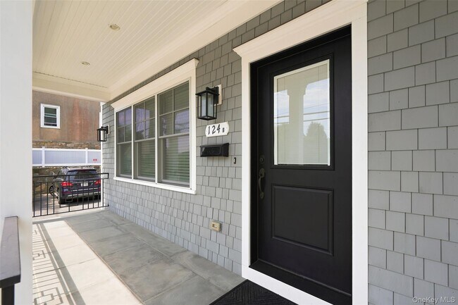 Foto del edificio - 124 Maple Ave