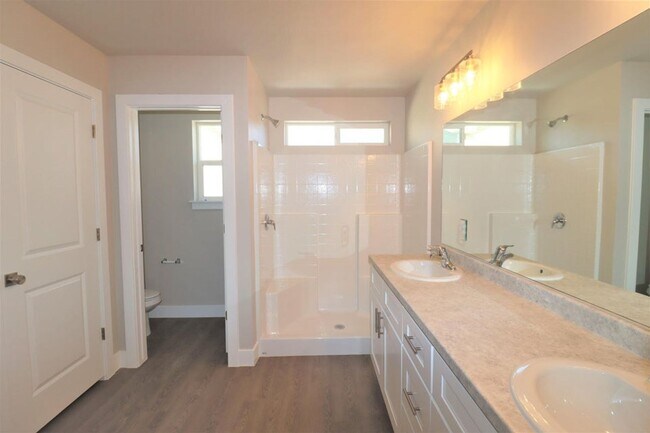 Building Photo - New 3 Bed 2.5 Bath Cedar Bend Townhome