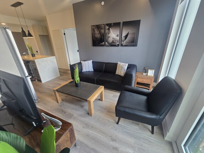 Building Photo - 160 Mutual St