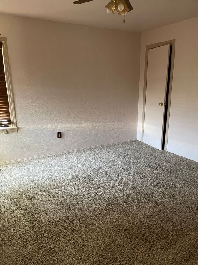 Building Photo - Two bedroom home
