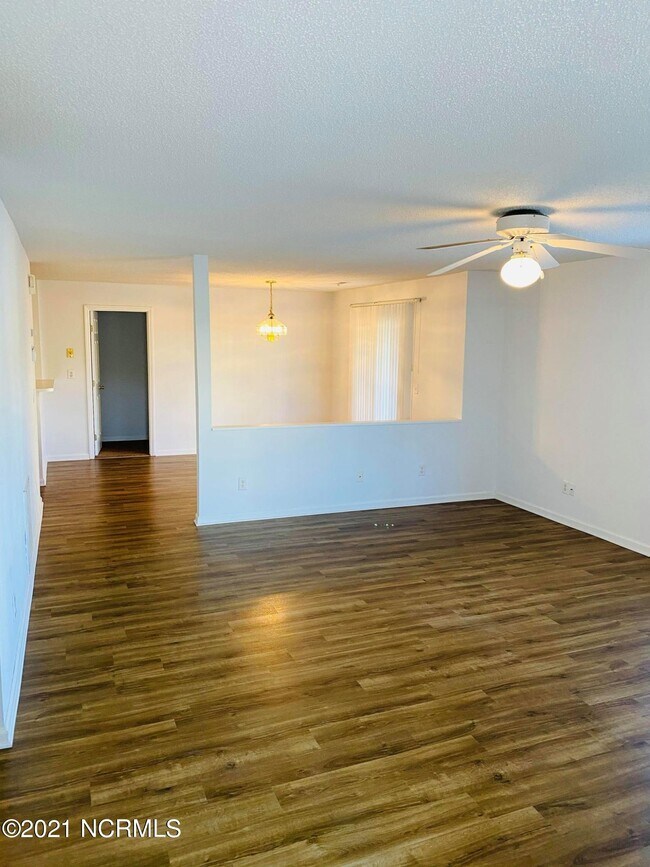 Foto del edificio - 523 Spring Forest Rd