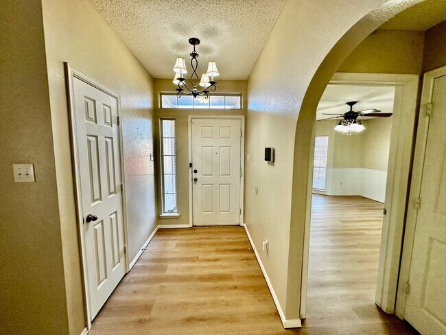 Foto del edificio - Spacious Three bed Two bath