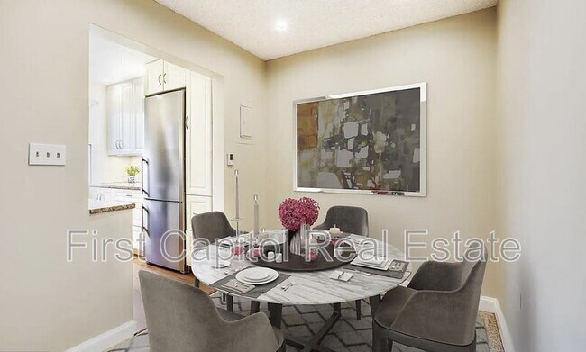Foto del edificio - 7630 Tomlinson Ave