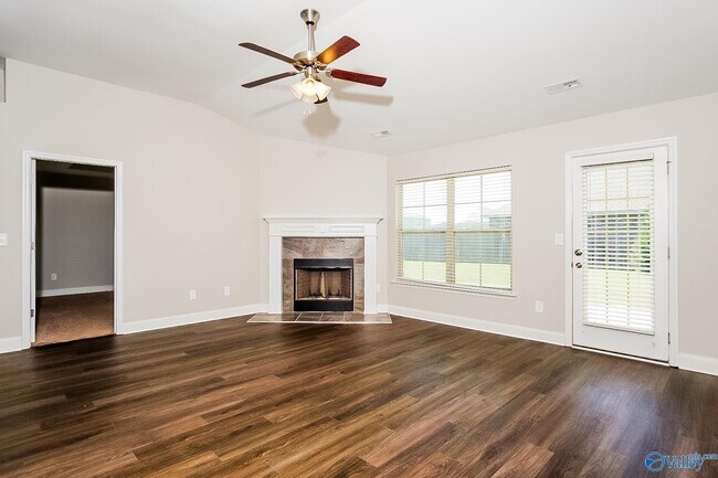Foto del edificio - 648 Piney Woods Rd