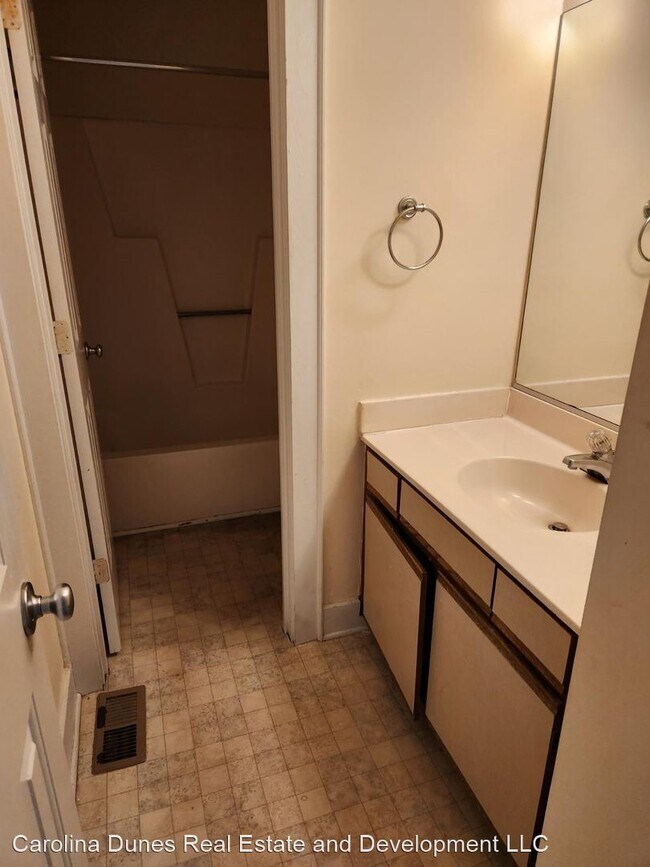 Building Photo - 2 br, 2 bath House - 33 Croatan Court