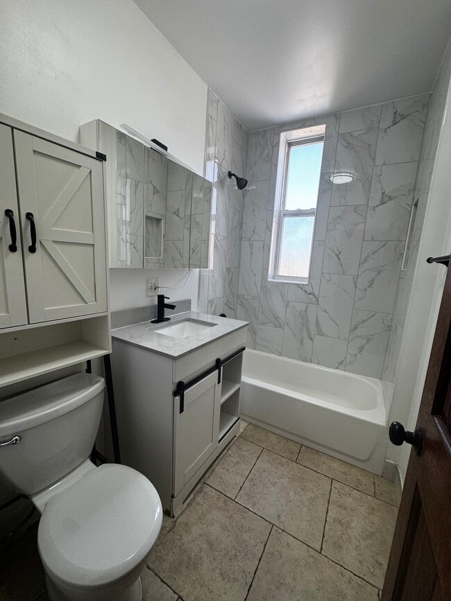 Foto del edificio - 2726 W Adams St