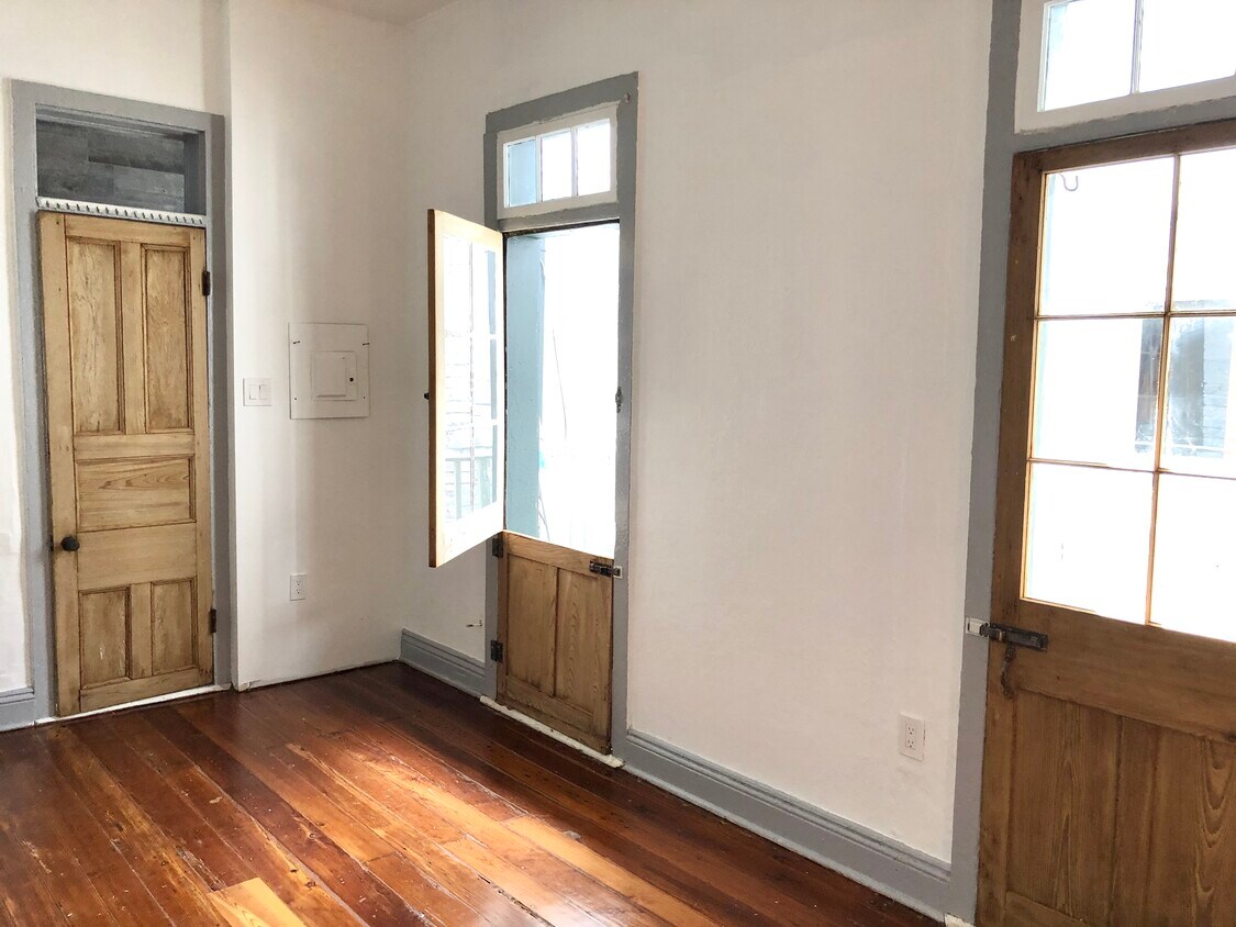 Foto principal - 937 Barracks St