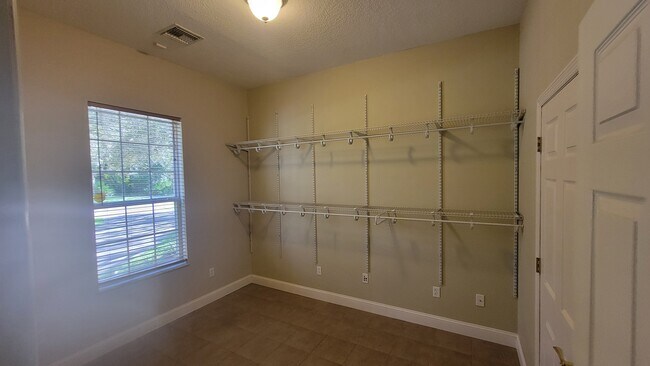 Foto del edificio - 180 River Oaks Cir