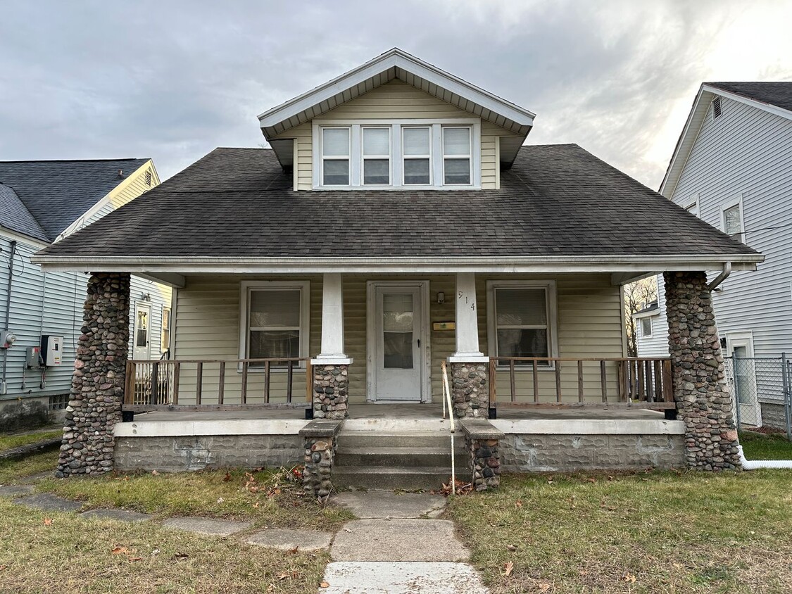 Primary Photo - 914 Burton SE