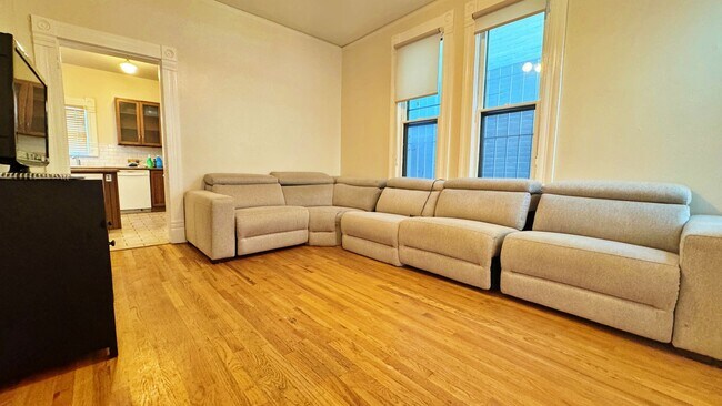 Building Photo - Historic Downtown 4 Bed 1.5 Bath Across fr...