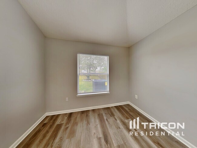 Foto del edificio - 2450 Creekfront Dr