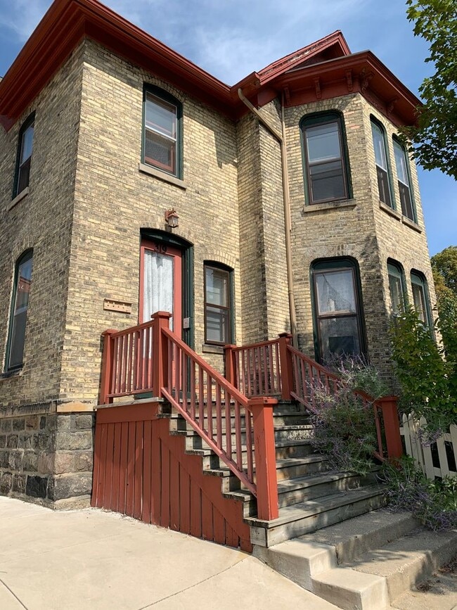 Building Photo - 321 Cherry St SE