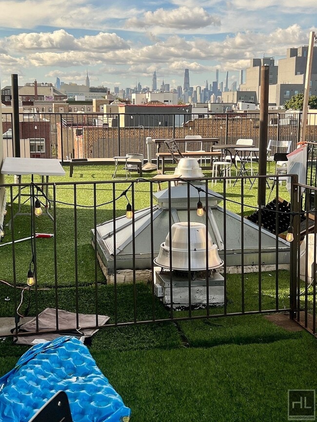 Foto del edificio - 2BR Penthouse w/ Balcony & Private Rooftop Terrace on Bushwick E. Williamsburg Border