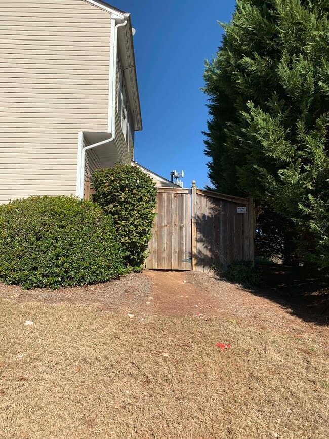 Building Photo - 27 Highoak Dr