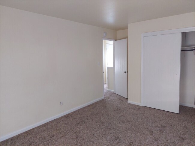 Building Photo - 2 Bedroom duplex with one car garage