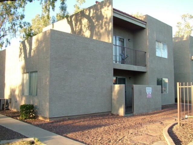 Foto del edificio - 2826 E Marconi Ave