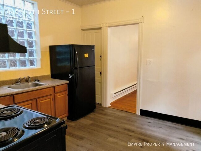 Foto del edificio - 1st Floor: 2-Bedroom/1-Bathroom Apartment ...