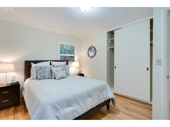 Foto del edificio - Cedar Hills Home on Large Lot with Fenced Backyard!!!