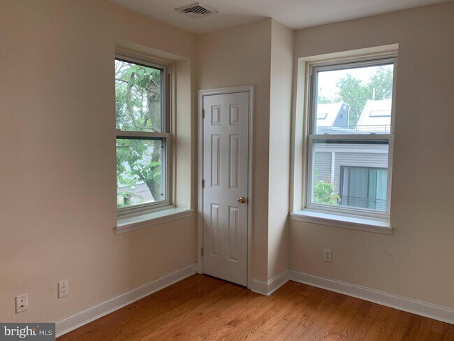 Building Photo - 3017 W Girard Ave