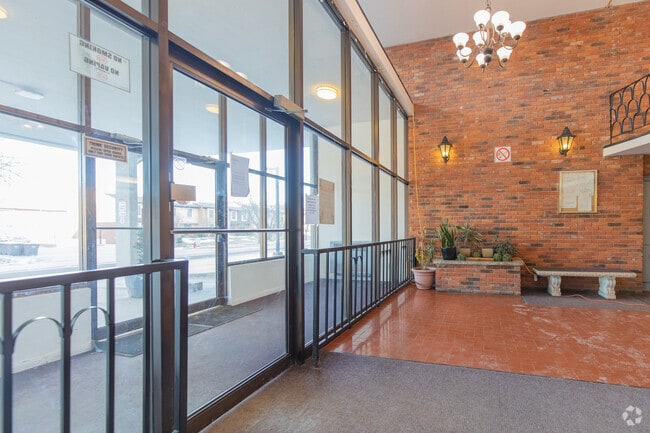 Lobby Photo - Queensbury Court