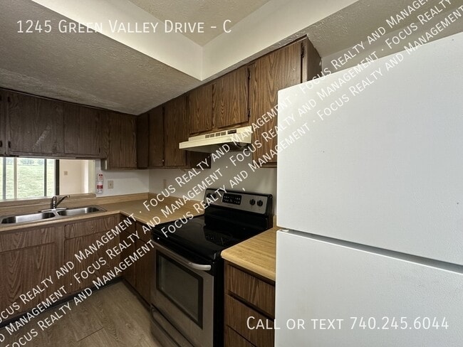 Building Photo - 1245 Green Valley Dr