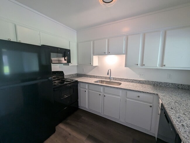 Building Photo - Newly Remodeled 2/1.5 Townhouse in Newport!
