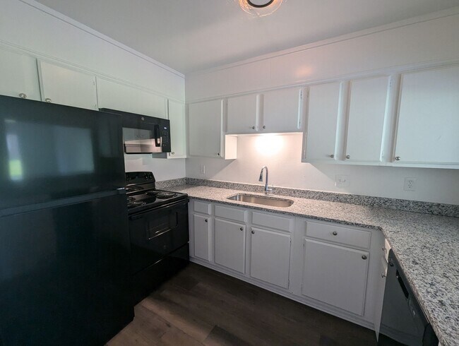 Foto del edificio - Newly Remodeled 2/1.5 Townhouse in Newport!