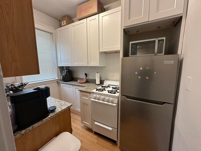 Foto del edificio - Close to Whole Foods - T Stop - Large Living Room - Natural Sun Light