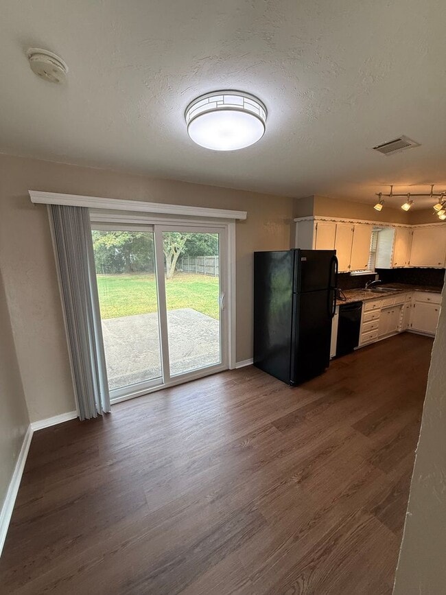 Building Photo - All Brand New! Moore Schools! No carpet! H...