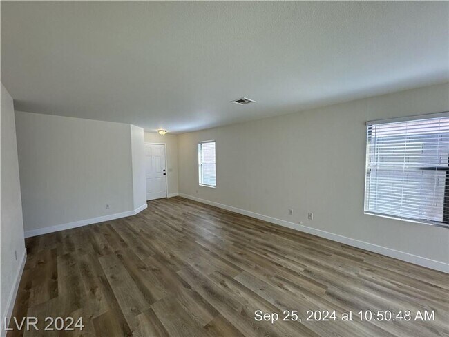 Foto del edificio - CHARMING SINGLE-STORY HOME IN A QUIET CUL-...