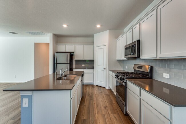 Foto del edificio - New Construction Home AVAILABLE NOW with washer and dryer INCLUDED!