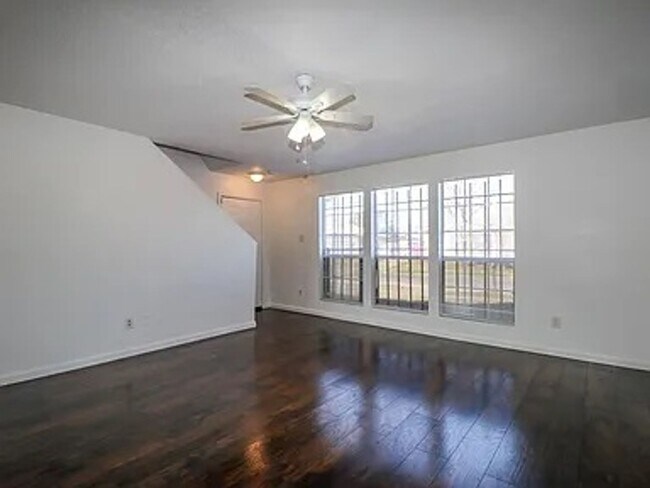 Foto del edificio - 4-bedroom home!