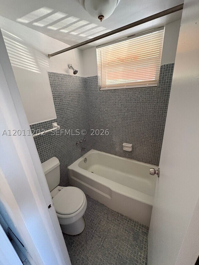 Foto del edificio - 1590 NE 125th St