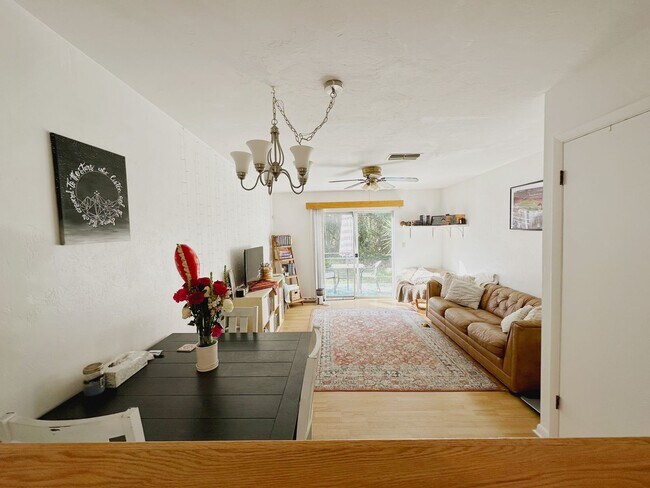 Building Photo - Oak Village - Beautiful 2 Bedroom, 1 Bathr...