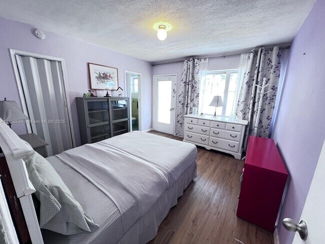 Foto del edificio - 8420 Byron Ave