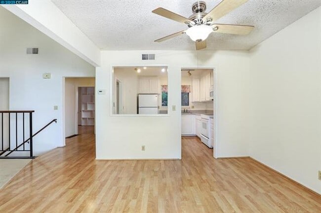 Building Photo - 3 bedroom 2.5 bathroom townhome w/ 1 car garage in desirable Pleasant Hill neighborhood.